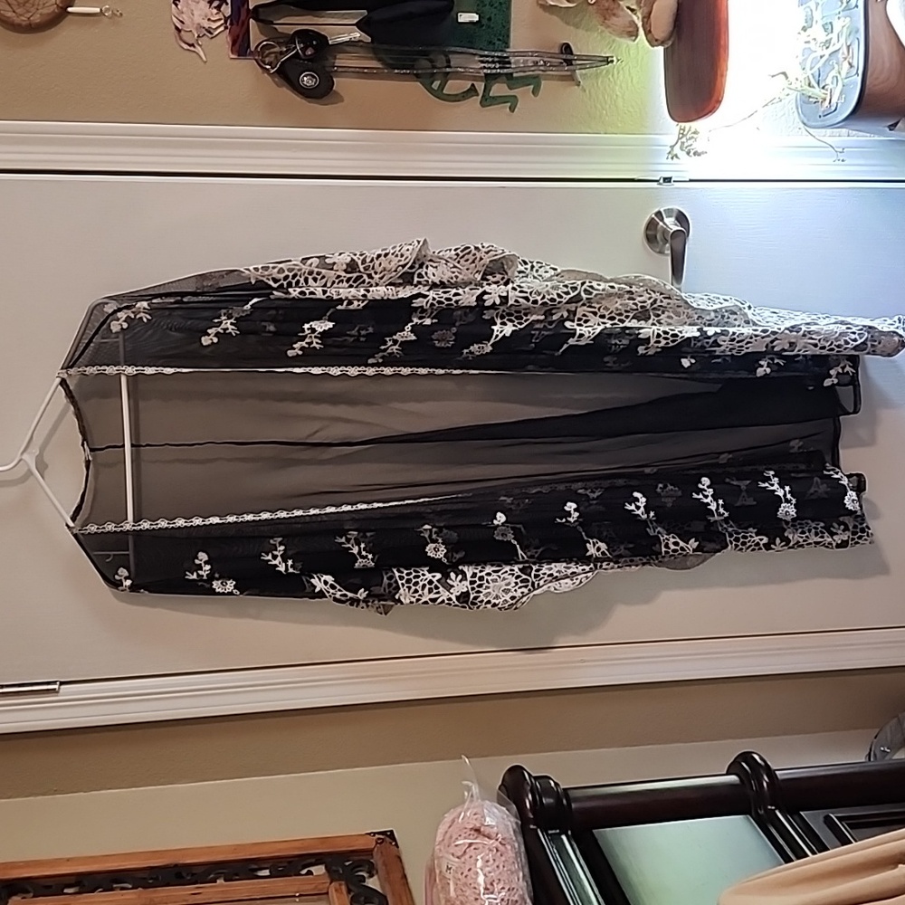 Flowy lacey cover vest - Picture 1 of 3